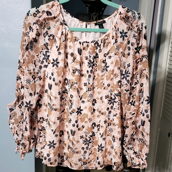 Ann Taylor 🍂🌸 Floral Ruffle sleeve blouse Size M - Picture 3 of 8